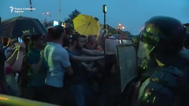 Полициjaта ги спречи демонстрантите да протестираат пред Уставниот суд