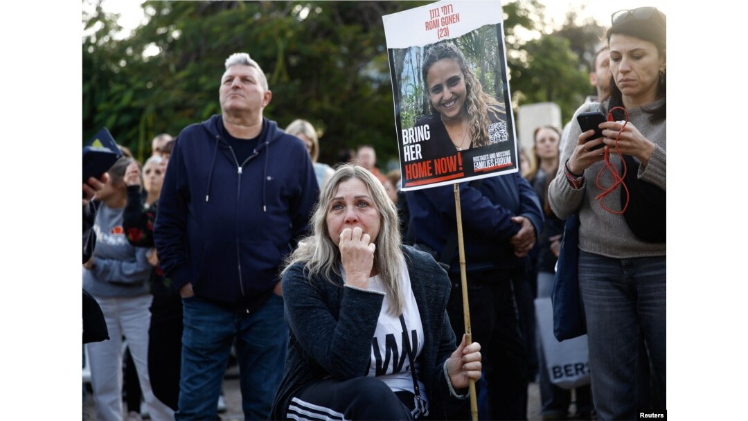 People in Tel Aviv watch broadcasts of the expected release of three female hostages on January 19.