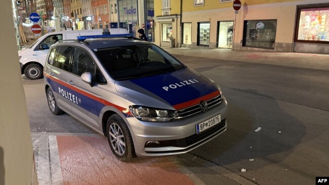 حضور نیروی پلیس پس از حمله پناهجوی سوری با چاقو در نزدیکی میدان اصلی شهر فیلاخ در جنوب اتریش