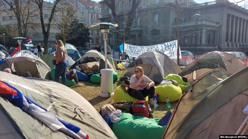 Studentët - të cilët e kundërshtojnë bllokimin e e fakulteteve - vendosen në kampe në qendër të Beogradit, 7 mars 2025.