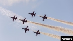 Turkish Stars, echipa de acrobație a Forțelor Aeriene Turce, în timpul unei ceremonii de Ziua Republicii care marchează 100 de ani de la înființarea republicii, la Istanbul, Turcia, 29 octombrie 2023.