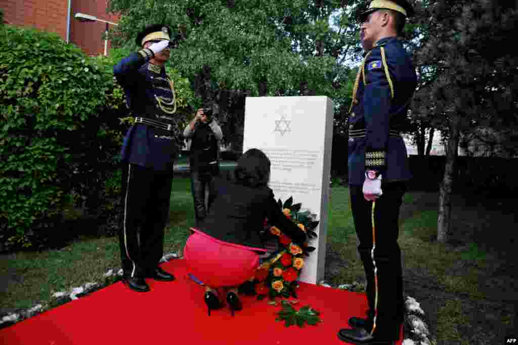 Kosovo - U Prištini je otkrivena spomen-ploča u znak sećanja na Jevreje sa Kosova koji su ubijeni u Holokaustu, na mjestu gde je stajala posljednja Sinagoga - ispred Parlamenta Kosova. Predsjednica Afitete Jahjaga položila je cvijeće, 23. maj 2013. Foto: AFP / Armend Nimani   