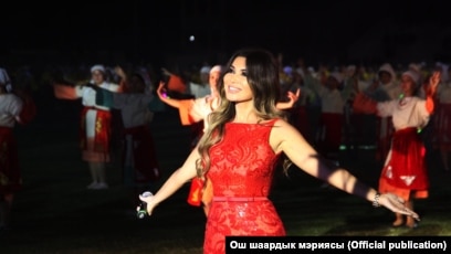 Секс видео: Анасы сиськимен ұлының әтешін жұлып алады