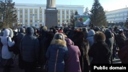 Орал қаласындағы девальвацияға наразылық митингісі. 22 ақпан 2014 жыл. Сурет Лұқпан Ахмедьяровтың Facebook парақшасынан алынды. 