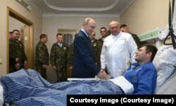 პუტინი სამხედრო ჰოსპიტლებს სტუმრობს