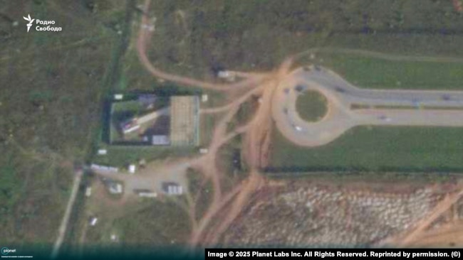 ЗРК "Панцирь" на подиуме и башня для пулеметных позиций и наблюдения на воздушным пространством на территории ОЭЗ "Алабуга"