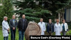 Адкрыцьцё мэмарыяльнага знаку ў Навінках. Фота Вольгі Савіч