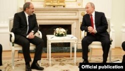 Russian President Vladimir Putin (right) hosts Armenian counterpart Nikol Pashinian in Moscow on December 27.