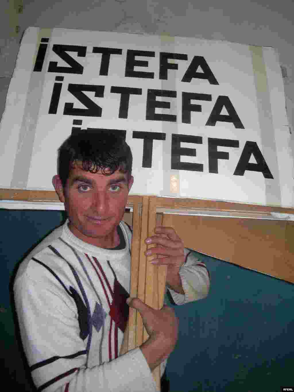 - Nədir, qiymət artımına etiraz eləməyə gedirsiniz? - Yox əşi, binanı boşaldırıq. 19 yanvar 2007 - Yanvarın 19-da Azərbaycan Xalq Cəbhəsi Partiyasının (AXCP) Nizami rayonu Keşlə qəsəbəsindəki zavodun inzibati binasında saxlanılan əmlakı özünə qaytarılıb. Ədliyyə Nazirliyi Məhkəmə Qərarlarının İcrasına Nəzarət Baş İdarəsi təhvil vermə prosesini polisin və Nizami Rayon Mənzil İstismar İdarəsi nümayəndəsinin iştirakı ilə həyata keçirib. Əmlakı təhvil alan AXCP sədrinin müavini Fuad Mustafayev köçürülmə zamanı əşyaların bir hissəsinin yararsız hala düşdüyünü, avadanlıqların bəzilərinin sıradan çıxdığını və hətta kamera, fotoaparat və s. cihazların yox olduğunu bildirib. Prosesdə iştirak edən Bakı Şəhər Baş Polis İdarəsinin rəis müavini Yaşar Əliyevin sözlərinə görə isə, bina polis tərəfindən ciddi mühafizə olunub: «Əmlak ora yığılandan sonra açarın biri AXCP-yə verilib. Bayırda isə daim polis əməkdaşları dayanıblar. Həmin müddət ərzində içəri AXCP üzvlərindən başqa kimsənin daxi