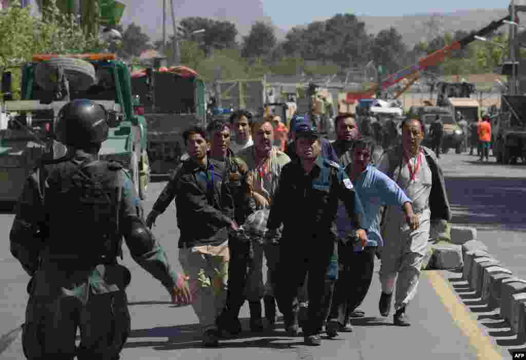 مردم به زخمی&zwnj;ها کمک می&zwnj;کنند