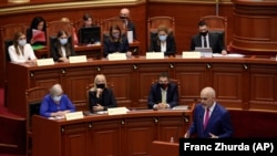 Albanski premijer Edi Rama govori tokom rasprave u parlamentu u Tirani, Albanija, u četvrtak, 16. septembra 2021. godine.