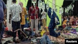 Rohingja menekültek orvosi ellátást kapnak az indonéziai Pidie városában 2022. december 26-án