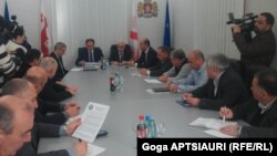 დავით ნარმანია შიდა ქართლის გუბერნატორსა და ადგილობრივი ხელისუფლების წარმომადგენლებს ხვდება