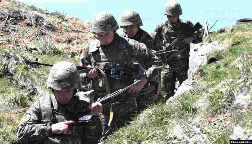 ЕРМЕНИЈА / АЗЕРБЕЈЏАН - Азербејџанските сили заробија шест ерменски војници во време на растечки тензии на границата меѓу двете земји, кои минатата година се бореа за отцепениот регион Нагорно-Карабах. Азербејџанското Министерство за одбрана соопшти дека ерменските војници биле уапсени во азербејџанскиот кварт Калбачар додека поставувале мини на патот што води кон позициите на азербејџанската армија на границата.
