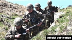 Армянские солдаты занимают позиции на границе с Азербайджаном, 17 мая 2021 года, иллюстрационное фото