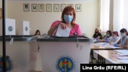 Մոլդովա - Հուլիսի 11-ի ընտրությունների քվեարկությունը Քիշնևի ընտրատեղամասերից մեկում