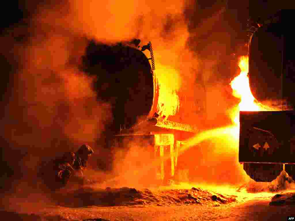 Pakistan - Gašenje tankera - Pakistanski vatrogasci pokušavaju da ugase vatru na jednom tankeru koji snabdijeva gorivom snage NATO saveza u Afghanistanu. Vjeruje se da su tanker zapalili teroristi.