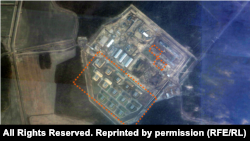 Спутниковый снимок западной площадки базы под Слуцком от 18 декабря 2025 года. Обведены склады боеприпасов и небольшие ангары с оборонительными земляными насыпями