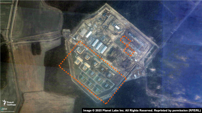 Imazh satelitor i vendndodhjes perëndimore të bazës Slutsk nga 18 dhjetori 2025. Janë përshkruar depot e municioneve dhe hangarë të vegjël me diga mbrojtëse prej dheu.