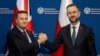 პოლონეთის ვიცეპრემიერი და თავდაცვის მინისტრი ვლადისლავ კოსინიაკ-კამიში და გაერთიანებული სამეფოს თავდაცვის მინისტრი უეს სტრიტინგი თავდაცვითი შეთანხმების ხელმოწერის შემდეგ. 2026 წლის 27 ოქტომბერი. ვარშავა.