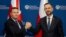 პოლონეთის ვიცეპრემიერი და თავდაცვის მინისტრი ვლადისლავ კოსინიაკ-კამიში და გაერთიანებული სამეფოს თავდაცვის მინისტრი უეს სტრიტინგი თავდაცვითი შეთანხმების ხელმოწერის შემდეგ. 2026 წლის 27 ოქტომბერი. ვარშავა.