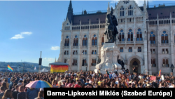 Тысячи протестующих собрались в столице Венгрии, чтобы осудить законопроект, запрещающий обсуждение гомосексуализма или смены пола в школах
