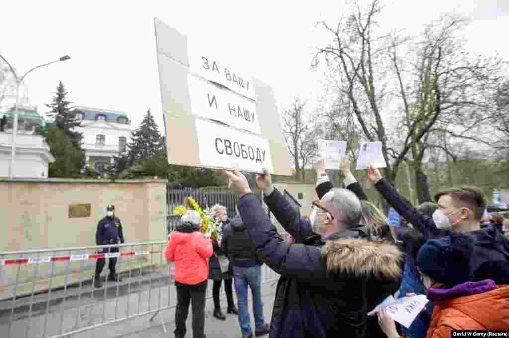 Чесите протестираа против веста за наводната руска вмешаност во експлозијата на складиштето за оружје во 2014 година пред руската амбасада во Прага на 18 април. Знакот гласи: &bdquo;За твоја и за наша слобода&ldquo;.