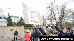 Praga: protest în fața ambasadei Rusiei, după ce ofițeri GRU au fost acuzați de implicare în explozia de la un depozit de armament, in 2014. Pe pancartă este scris „Pentru libertatea voastră și a noastră”. 18 aprilie 2021.