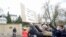 Протест пред руското посолство в Прага в неделя. Надписът гласи: "За вашата и за нашата свобода". Лозунгът е неформален девиз на Полша от 19-и век, когато страната се бори срещу Русия и едновременно с това подкрепя въстанието на руските декабристи срещу руския цар.
