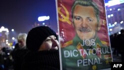 Liderul PSD Liviu Dragnea în chip de Stalin pe o pancardă la un protest împotriva corupției din România, București, 1 februarie 2017.