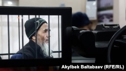 Покойный правозащитник Азимжан Аскаров в зале суда. Архивное фото.