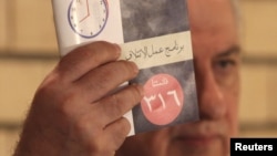 Ahmed Chalabi în cursul campaniei pentru alegerile parlamentare din 2010