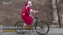 Djevojka u kostimu Djeda mraza u razorenom Mosulu