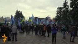 Нам дали по 200 гривень, але я серцем за Майдан – учасник провладного мітингу