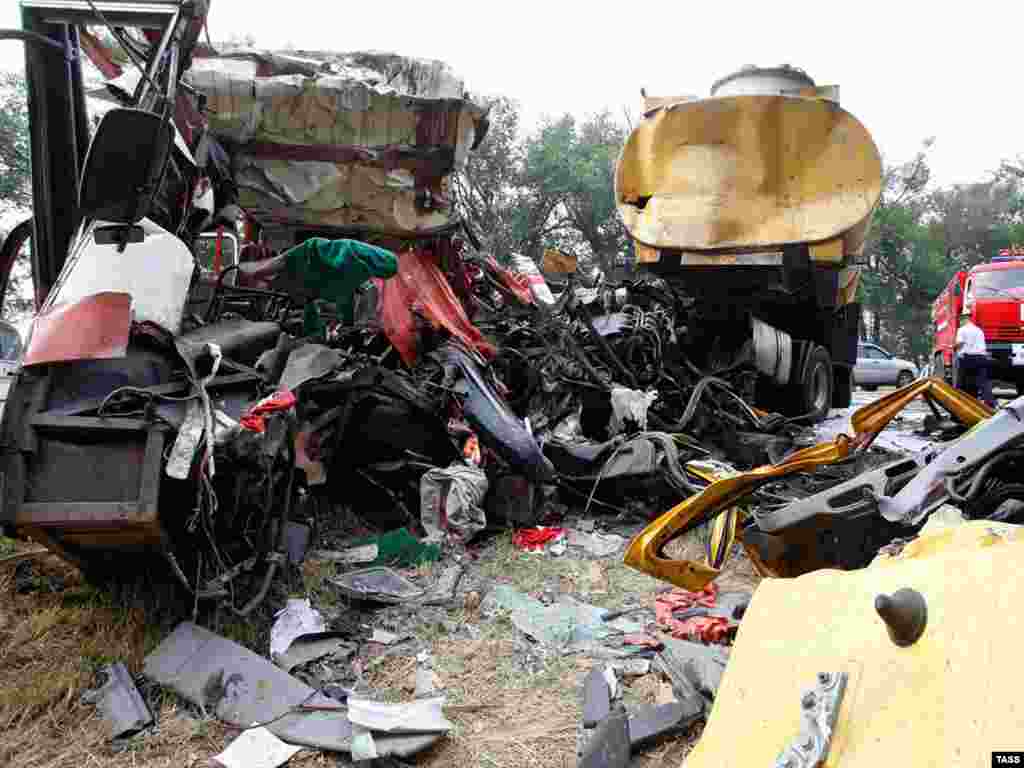 На автомагистрали "Кавказ" в Ростовской области произошло лобовое столкновение пассажирского "Икаруса" с бензовозом. 25 человек погибли