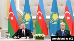 აზერბაიჯანის პრეზიდენტ ილჰამ ალიევისა (მარცხნივ) და ყაზახეთის პრეზიდენტ ყასიმ-ჟომარტ ტოყაევის ბრიფინგი. ყაზახეთი. 2025 წლის 21 ოქტომბერი