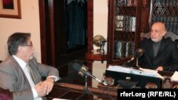 Presidenti Hamid Karzai gjatë intervistës me me korrespondentin e RFE/RL-së Akbar Ayazi. 