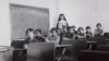 Pamje e një klase me fëmijë indigjenë, në një shkollë rezidenciale në Kanada, më 1940.