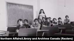 Pamje e një klase me fëmijë indigjenë, në një shkollë rezidenciale në Kanada, më 1940.