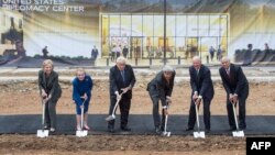 Hillary Clinton, Madeleine Albright, Henry Kissinger, John Kerry, James Baker și Colin Powell, la inaugurarea construcției Centrului pentru Diplomație Americană.