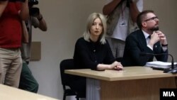 Фотографија од судењето на Сулејман Љамалари за грубо насилство врз градоначалничката на Скопје, Данела Арсовска