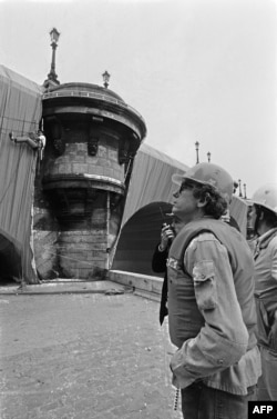 Кристо по време на опаковането на моста през 1985 г.