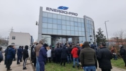 Жители на Силистра протестират пред местното ЕРП заради високите сметки за ток, които са получили през януари. 10 февруари 2026 г.