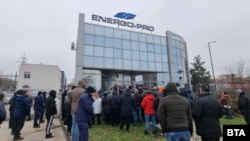 Жители на Силистра протестират пред местното ЕРП заради високите сметки за ток, които са получили през януари. 10 февруари 2026 г.