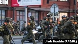 Беларусьтегі президент сайлауынан кейінгі наразылық кезіндегі полиция жасағы. 10 тамыз 2020 жыл.