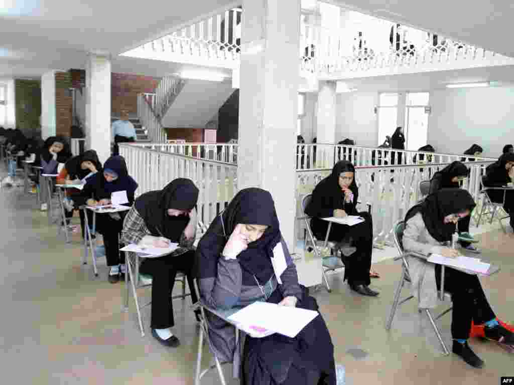 Iran - Ispitni rokovi - Vlasti u Iranu su do sada uhapsile više od 140 profesora, novinara i političkih aktivista. 