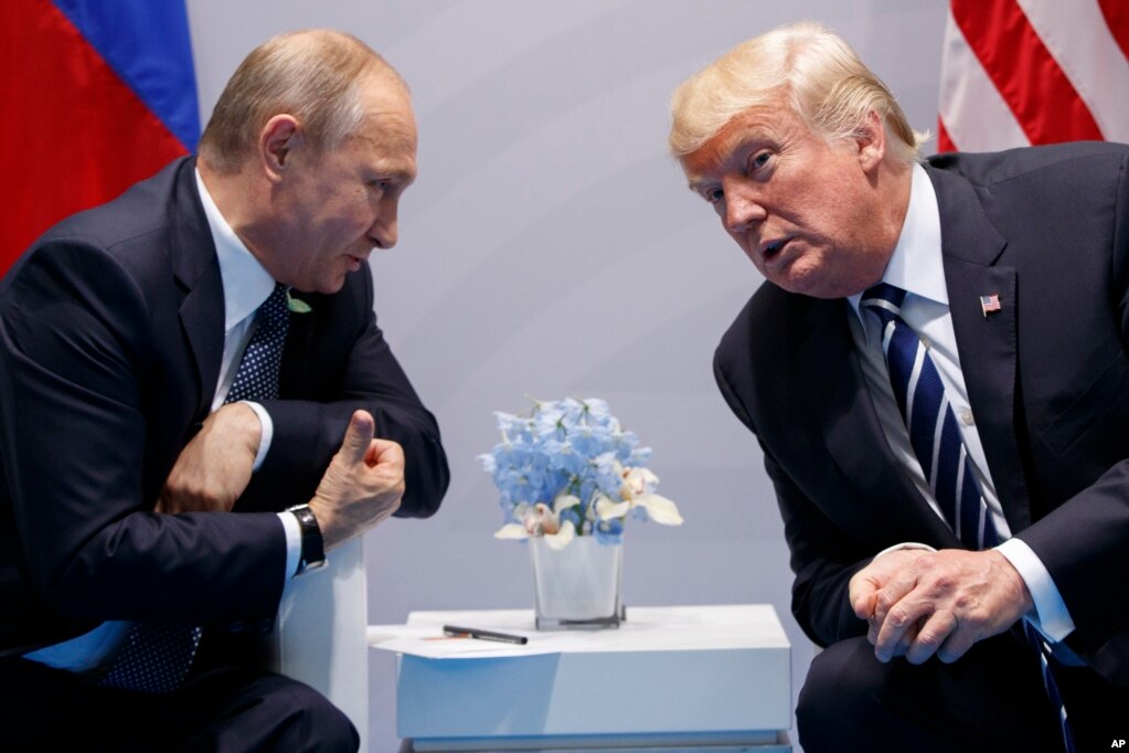 Presidenti amerikan, Donald Trump takohet me Putinin në samitin e G20-ës, më 7 korrik 2017, në Hamburg të Gjermanisë.