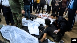 Опознание тел некоторых из 90 человек, погибших в результате взрывов в иранском городе Керман в январе 2024 года, ответственность за которые возложена на "Вилаят Хорасан"