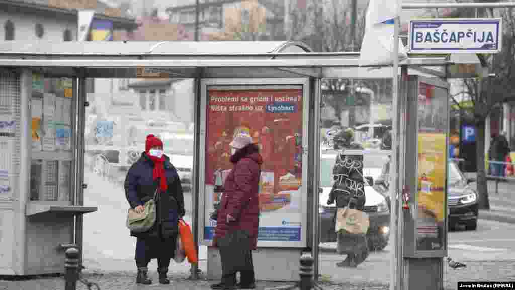 Čekanje na tramvaj na sarajevskoj Baščaršiji.