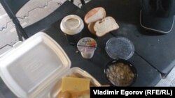 Завтрак в литовском лагере для беженцев